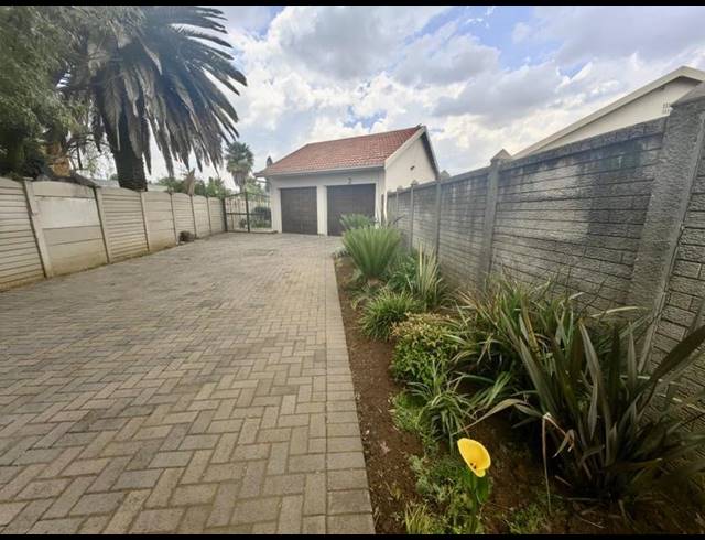 3 BEDROOM HOUSE FOR SALE IN VANDERBIJLPARK SE 6